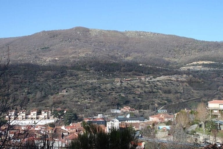 Vista panorámica de Baños de Montemayor en Cáceres con montañas al fondo y terrazas de cultivo