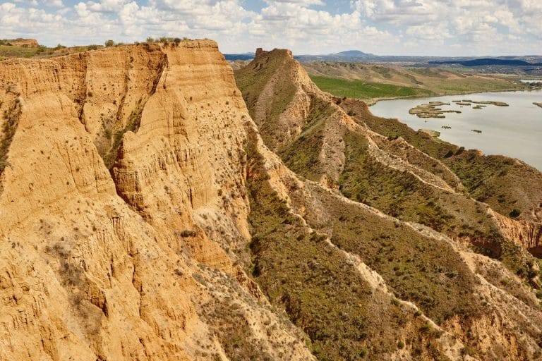 Formaciones arcillosas de las Barrancas de Burujón junto al río Tajo en Toledo