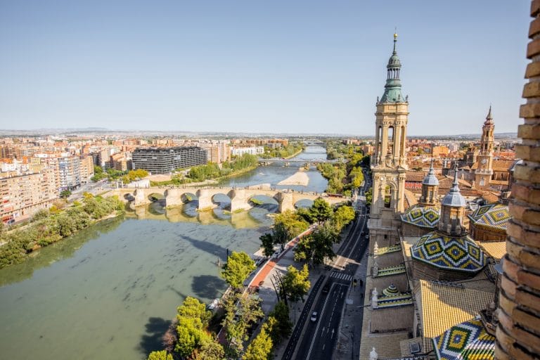 Vista panorámica de la Basílica del Pilar en Zaragoza junto al río Ebro y el puente de piedra