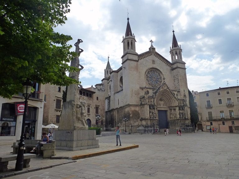 Fachada gótica de la Basílica de Santa María en Vilafranca del Penedès, con rosetón y esculturas