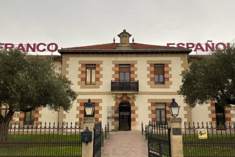 Fachada de la histórica Bodega Franco-Española en Logroño, La Rioja