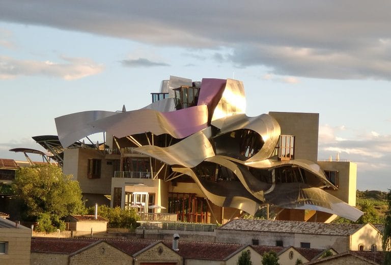 Bodega Marqués de Riscal en Elciego, Álava, con su arquitectura vanguardista diseñada por Frank Gehry