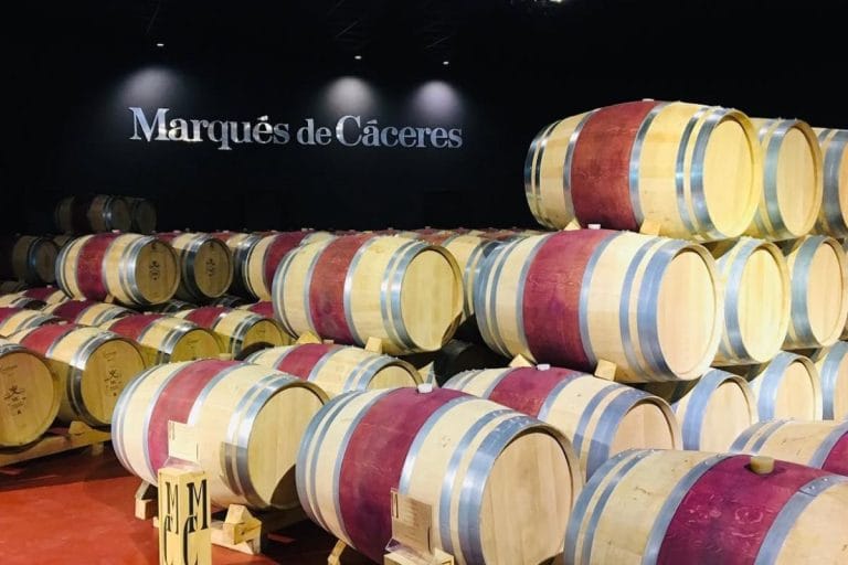 Barricas de vino en las Bodegas Marqués de Cáceres, La Rioja