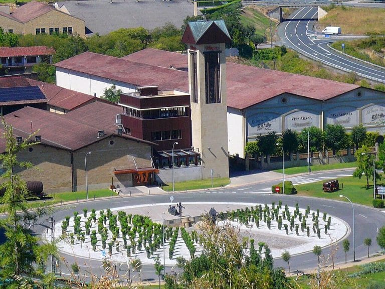 Vista de las Bodegas Muga en Haro con la torre y la rotonda ajardinada en La Rioja