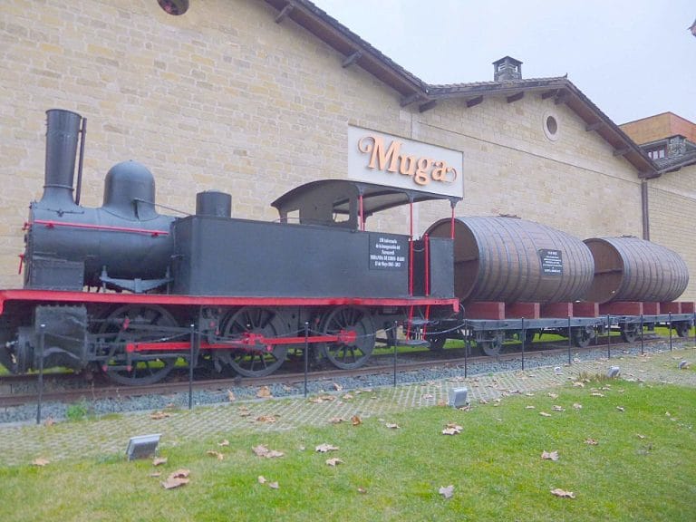 Tren antiguo con barricas en las Bodegas Muga de Haro, La Rioja