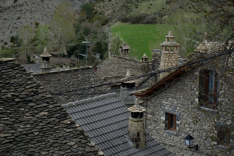 Casas de piedra con chimeneas tradicionales en Borau, pueblo del Pirineo Aragonés en Huesca