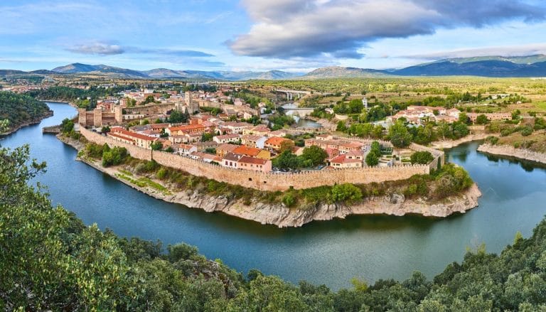 Vista panorámica de Buitrago del Lozoya con sus murallas medievales junto al río en la Sierra Norte de Madrid