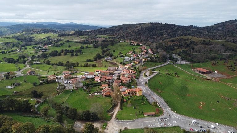 Vista aérea de Cabárceno en Cantabria, junto al Parque de la Naturaleza