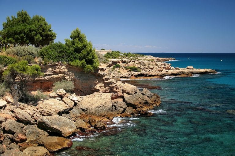 Vista de Cala Vidre con acantilados y aguas turquesas en la costa de L'Ametlla de Mar, Tarragona.