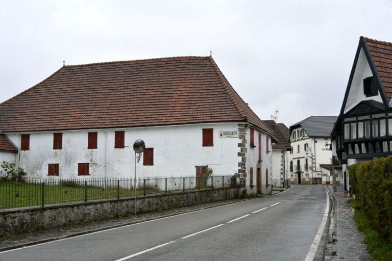 Calle con arquitectura tradicional en Roncesvalles, Navarra, punto clave del Camino de Santiago