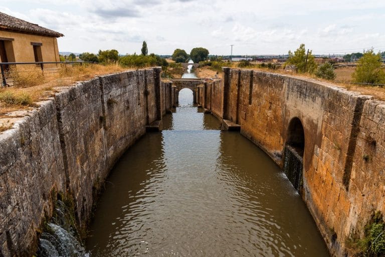 Esclusa del Canal de Castilla en Palencia, una de las obras de ingeniería hidráulica más importantes de España