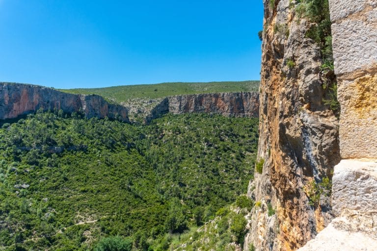 Vista del cañón del río Turia desde el castillo de Chulilla, rodeado de montañas y vegetación en Valencia