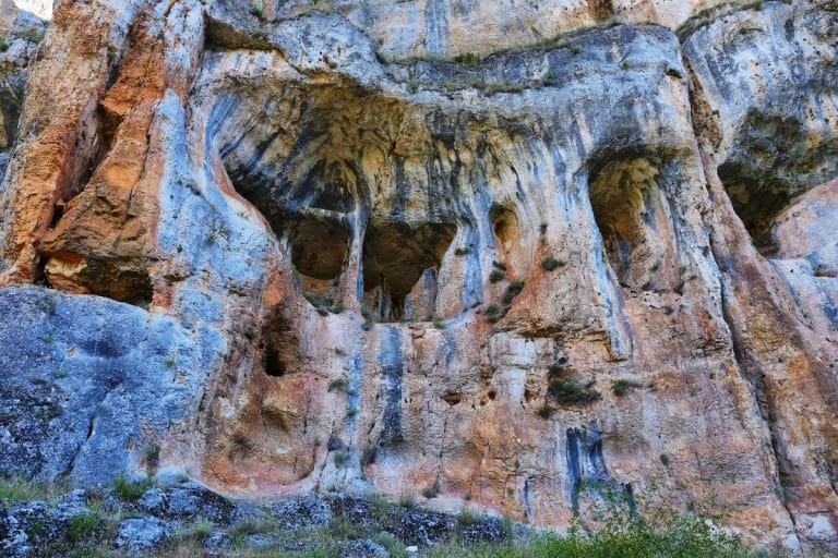 Formaciones rocosas con cuevas en los Cañones del Río Lobos, Soria