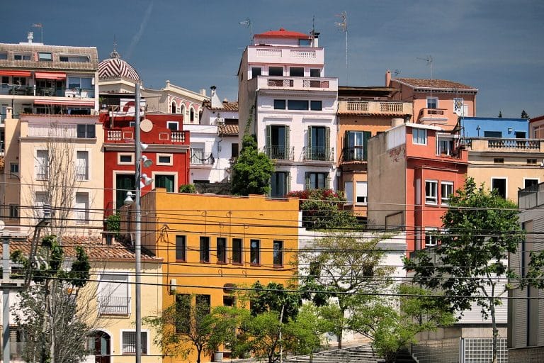 Conjunto de casas de colores en El Masnou con fachadas vibrantes y cielo despejado