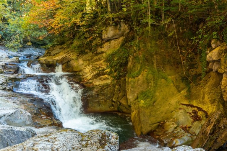 Cascada en un entorno natural de la Selva de Irati cerca de Ochagavía en Navarra