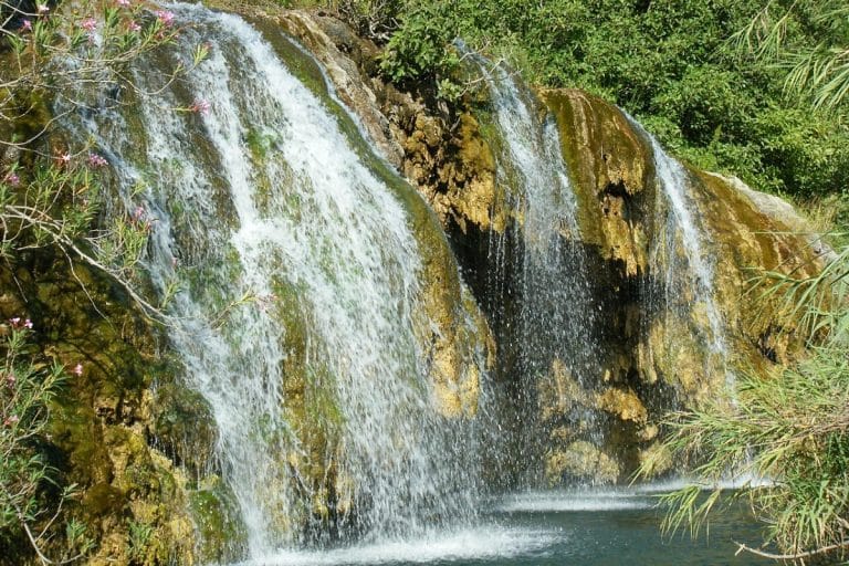 Cascada en el Parque Natural Chera-Sot de Chera, entorno natural protegido en la provincia de Valencia