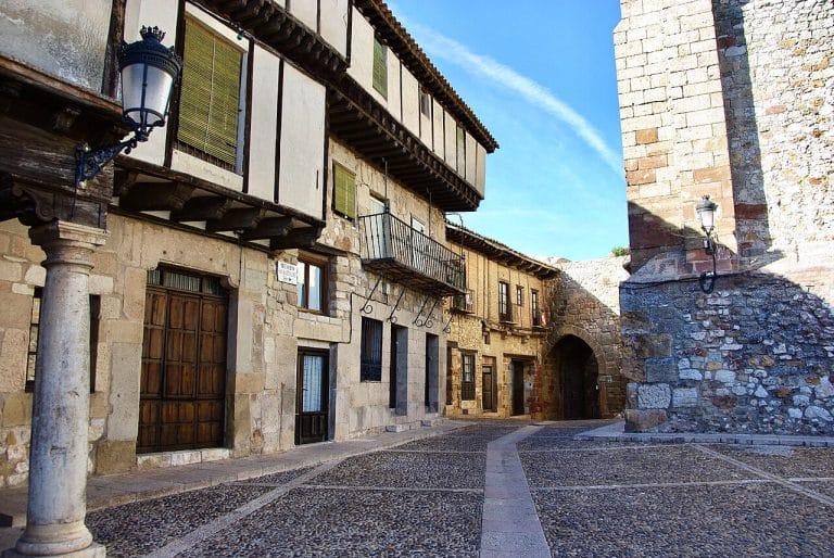 Calle empedrada y arquitectura tradicional del casco histórico de Atienza, Guadalajara