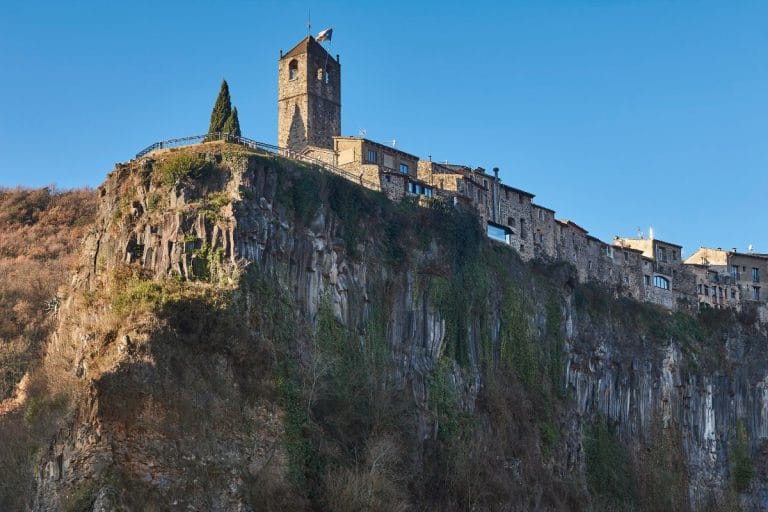 Vista panorámica de Castellfollit de la Roca con sus casas sobre el acantilado de roca volcánica, en Girona.