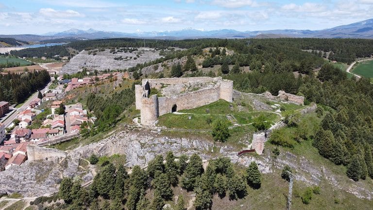 Vista aérea del Castillo de Aguilar de Campoo en Palencia, fortaleza medieval de la Montaña Palentina rodeada de naturaleza