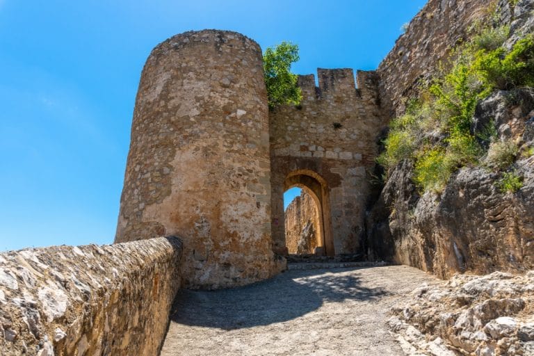 Entrada al castillo de Chulilla, fortaleza medieval sobre un promontorio rocoso en la provincia de Valencia