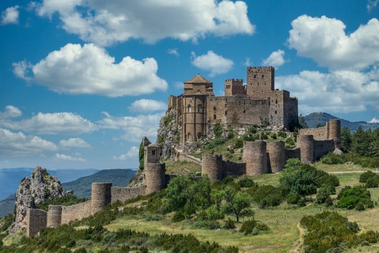 Vista panorámica del Castillo de Loarre en Huesca, fortaleza románica en Aragón