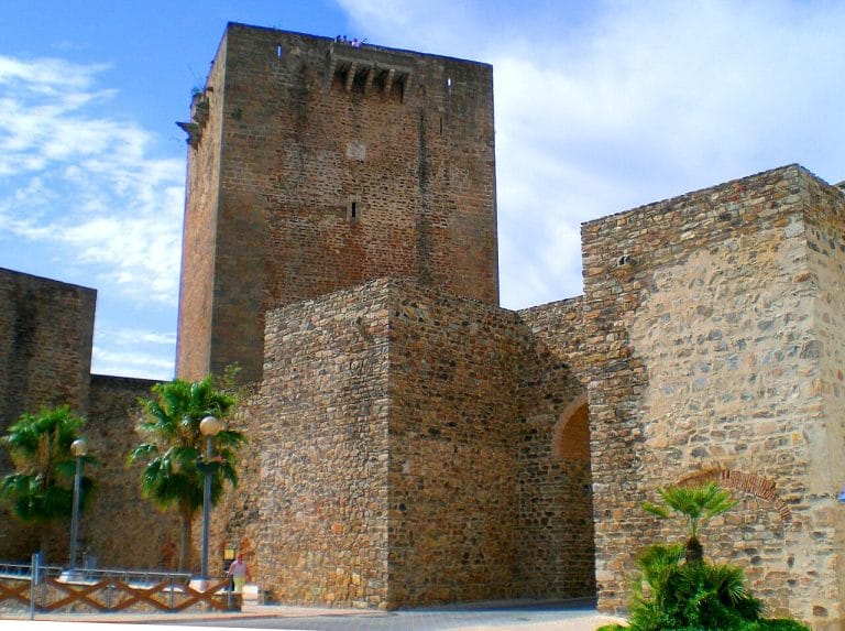Castillo de Olivenza en Badajoz, con su torreón de piedra y muralla defensiva