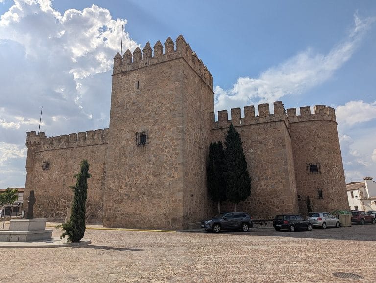 Vista exterior del Castillo de Orgaz en Toledo, fortaleza medieval bien conservada