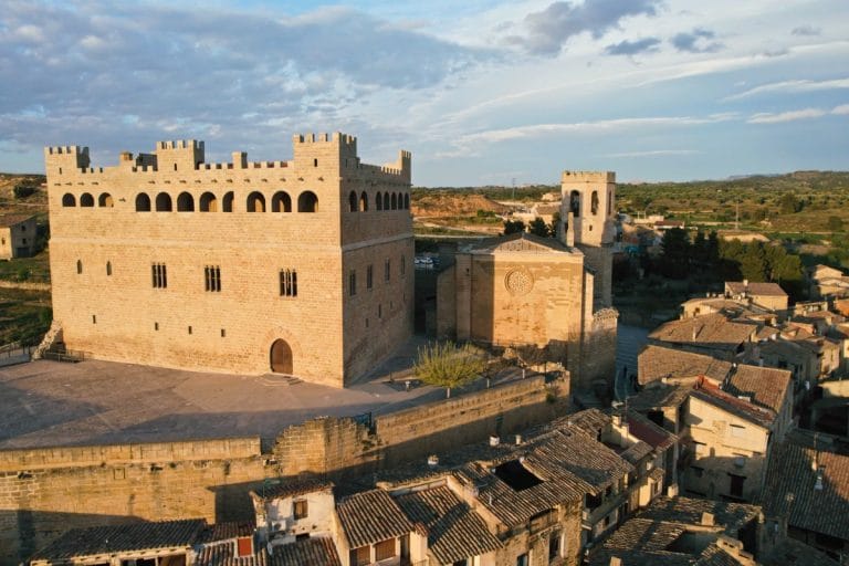 Vista aérea del castillo de Valderrobres en Teruel junto a la iglesia de Santa María la Mayor