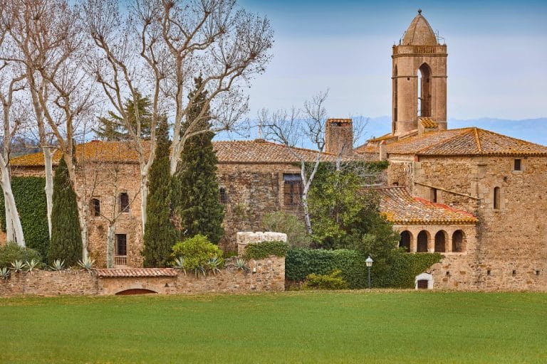 Vista exterior del Castillo Gala Dalí en Púbol, antigua residencia de Gala en el Empordà.