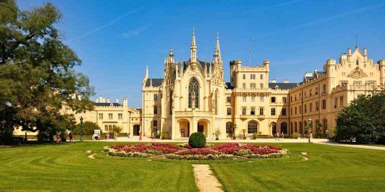 Castillo de Lednice con jardines floridos en la región de Moravia, República Checa