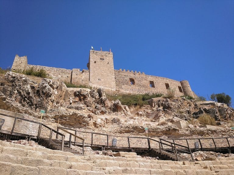 Vista del castillo de Medellín sobre el teatro romano, en la provincia de Badajoz