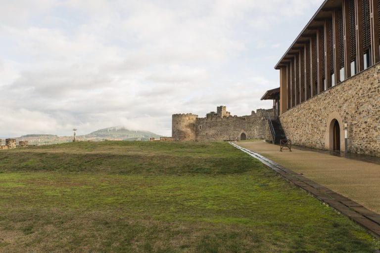 Vista exterior del Castillo de los Templarios de Ponferrada con acceso al museo y murallas medievales al fondo.