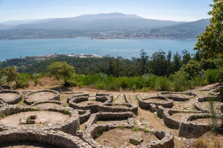 Castro celta del Monte Santa Tecla con vistas al río Miño y la costa de Galicia al fondo