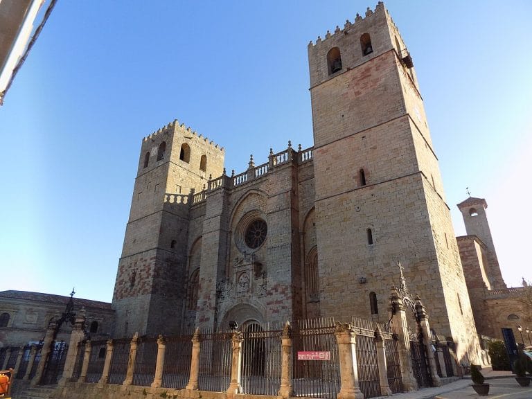 Fachada principal de la catedral de Sigüenza, monumento románico-gótico en Guadalajara, Castilla-La Mancha