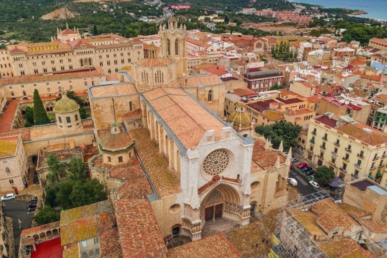 Vista aérea de la Catedral de Tarragona y el casco histórico de la ciudad.