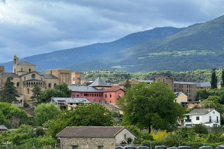 Vista de la Catedral de San Pedro en Jaca, Huesca, con el Pirineo Aragonés de fondo