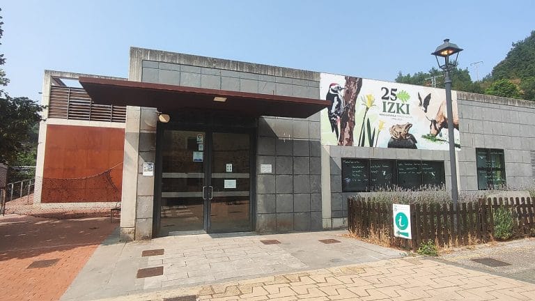 Fachada del Centro de Interpretación del Parque Natural de Izki en Álava, con cartel del 25 aniversario