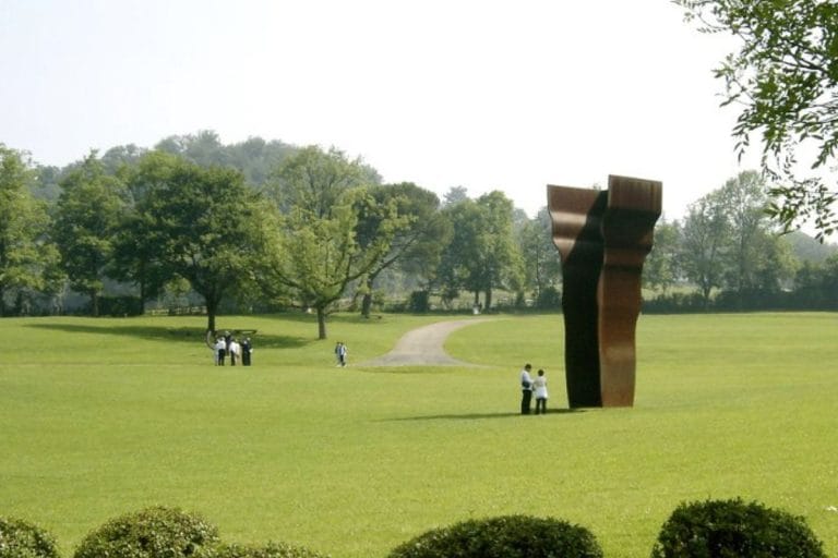 Escultura Buscando la luz IV de Eduardo Chillida en el Museo Chillida Leku