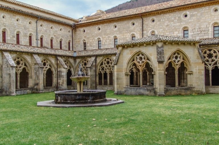 Claustro gótico con fuente central en el Monasterio de Irache, en Navarra