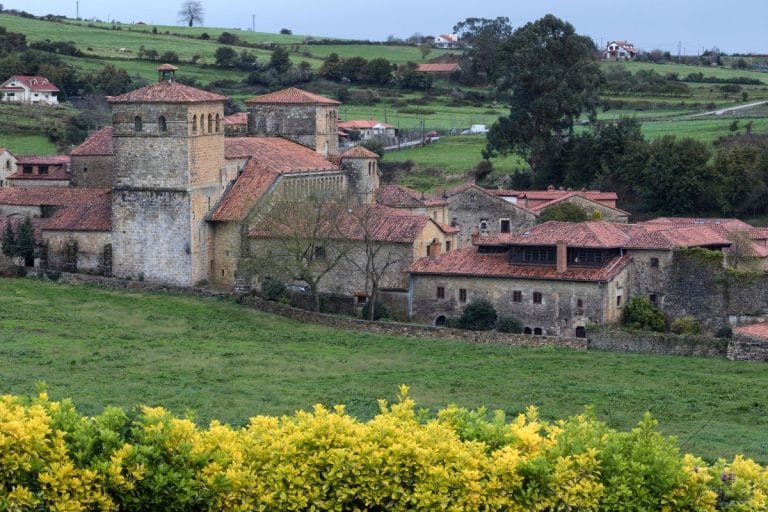Vista panorámica de la Colegiata de Santa Juliana en Santillana del Mar, Cantabria