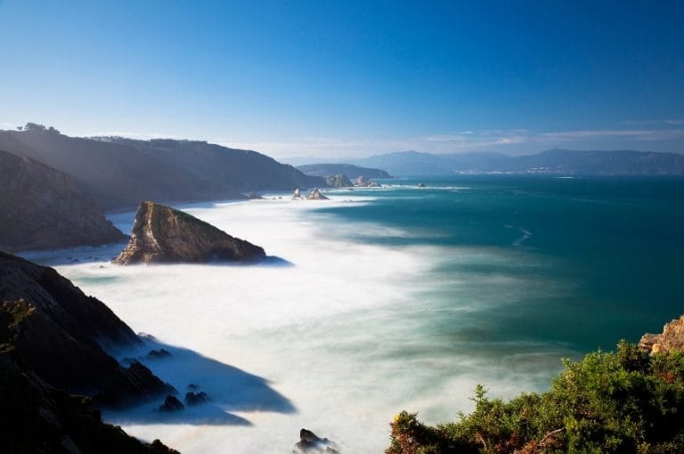 Formaciones rocosas en la costa de Ortigueira bañadas por el mar Cantábrico en un día despejado.