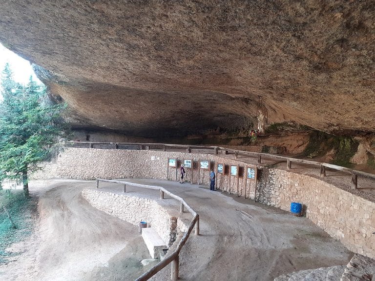 Cova Hospital de Santa Llúcia con paneles informativos y altar en la roca, en La Bisbal de Montsant