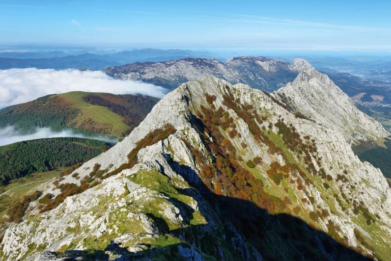 Impresionante vista del macizo del Amboto en el Parque Natural de Urkiola, con crestas rocosas y paisaje montañoso al fondo