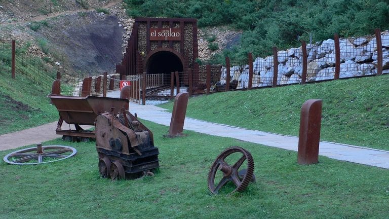 Entrada a la Cueva El Soplao en Cantabria con antiguos elementos mineros