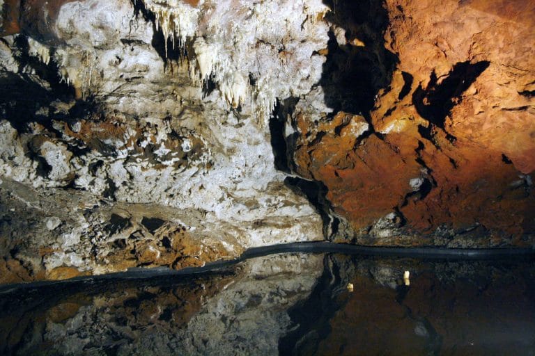 Formaciones geológicas en el interior de la Cueva El Soplao en Cantabria