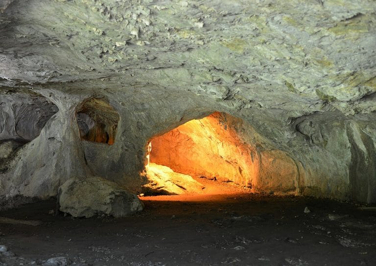 Interior de las Cuevas de Zugarramurdi con iluminación natural resaltando las formas rocosas