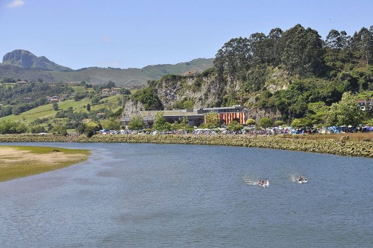 Piragüistas participando en el Descenso Internacional del Sella entre Arriondas y Ribadesella, Asturias