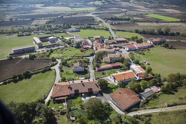 Vista aérea del núcleo rural de Egino en Álava, rodeado de campos de cultivo