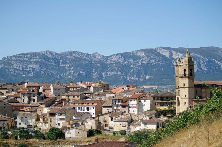 Vista panorámica de Elciego, en Álava, con la iglesia de San Andrés y la Sierra de Cantabria al fondo