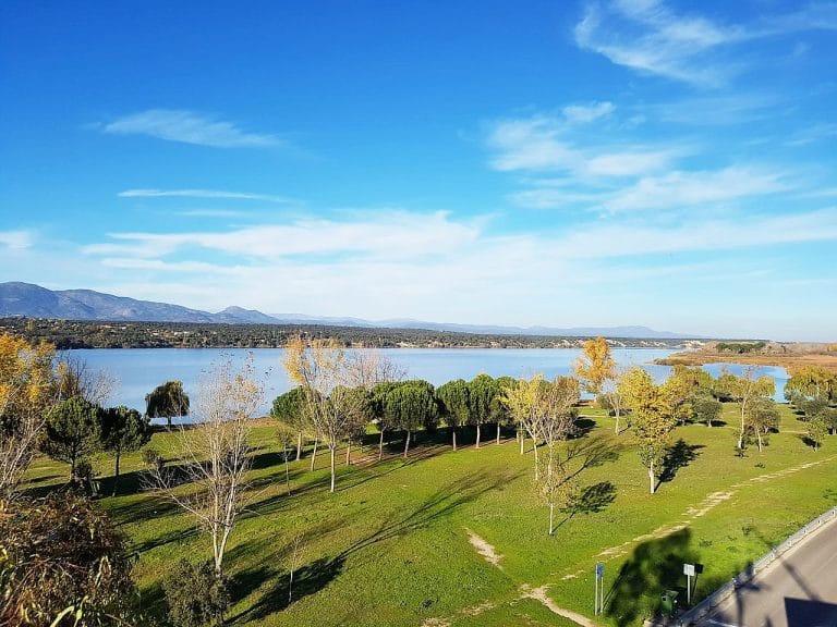 Vista panorámica del Embalse de Cazalegas en Toledo con zonas verdes y árboles junto al agua